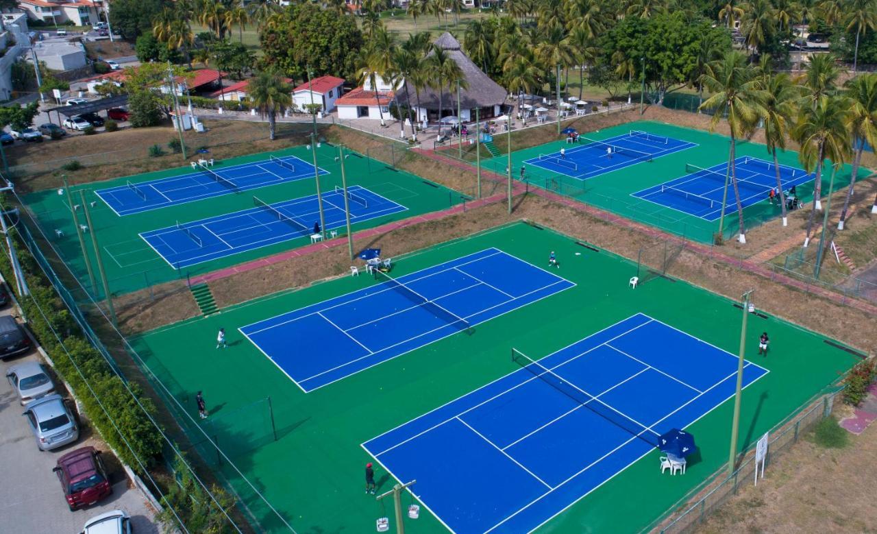 Las Hadas By Brisas Manzanillo Eksteriør bilde Tennis courts at the resort