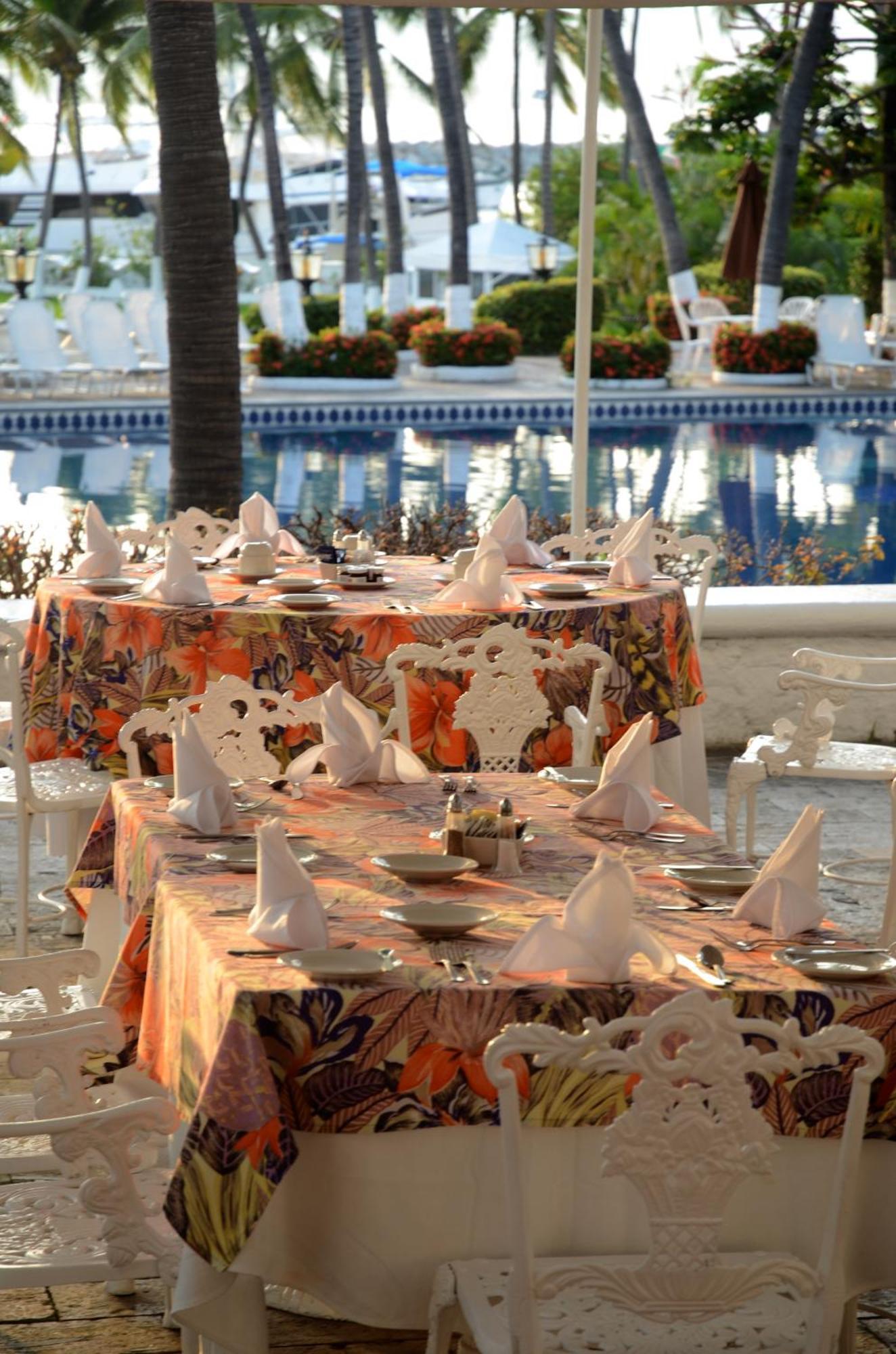 Las Hadas By Brisas Manzanillo Eksteriør bilde A table set for fine dining
