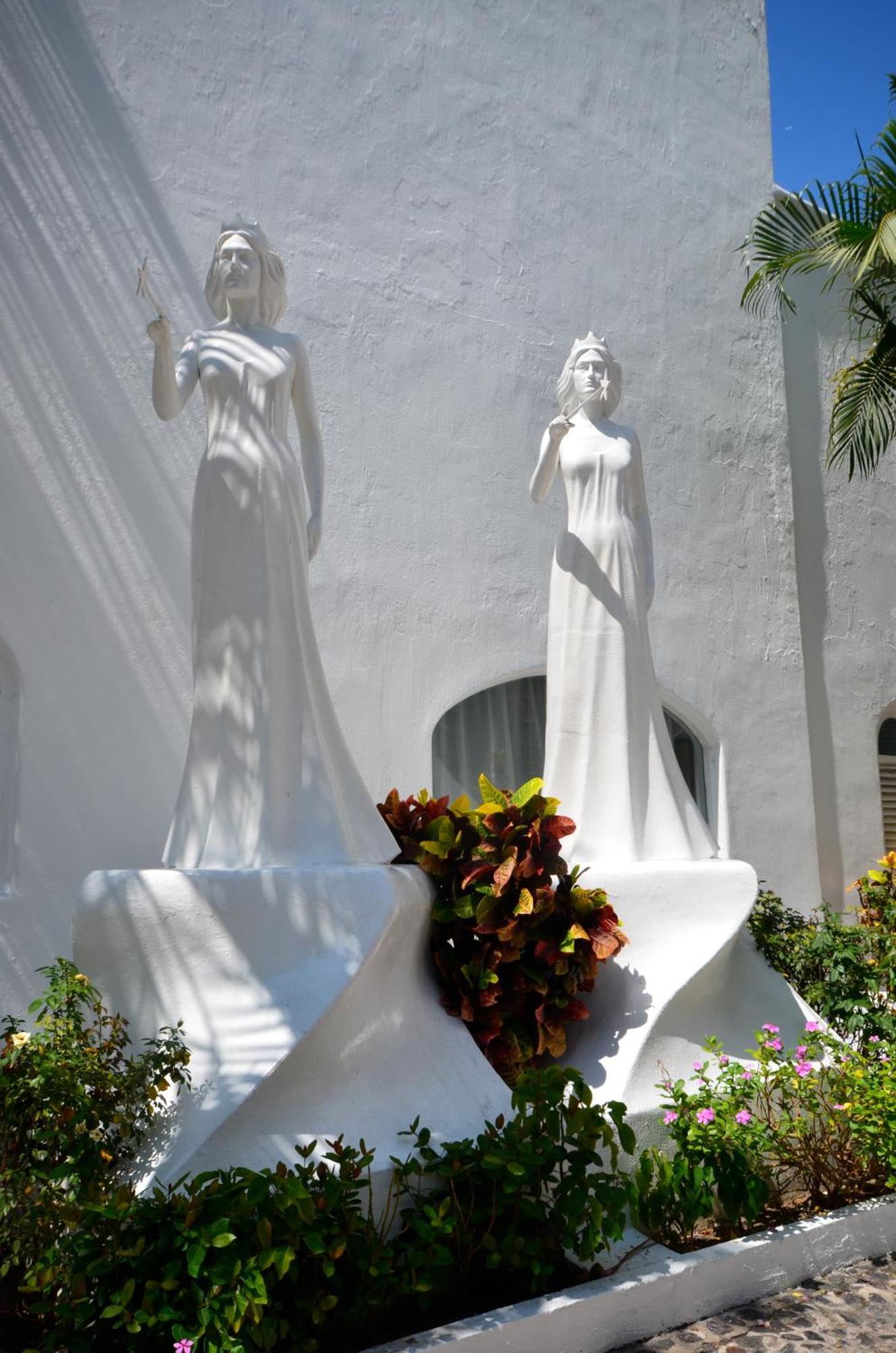 Las Hadas By Brisas Manzanillo Eksteriør bilde The two statues of the Virgin Mary