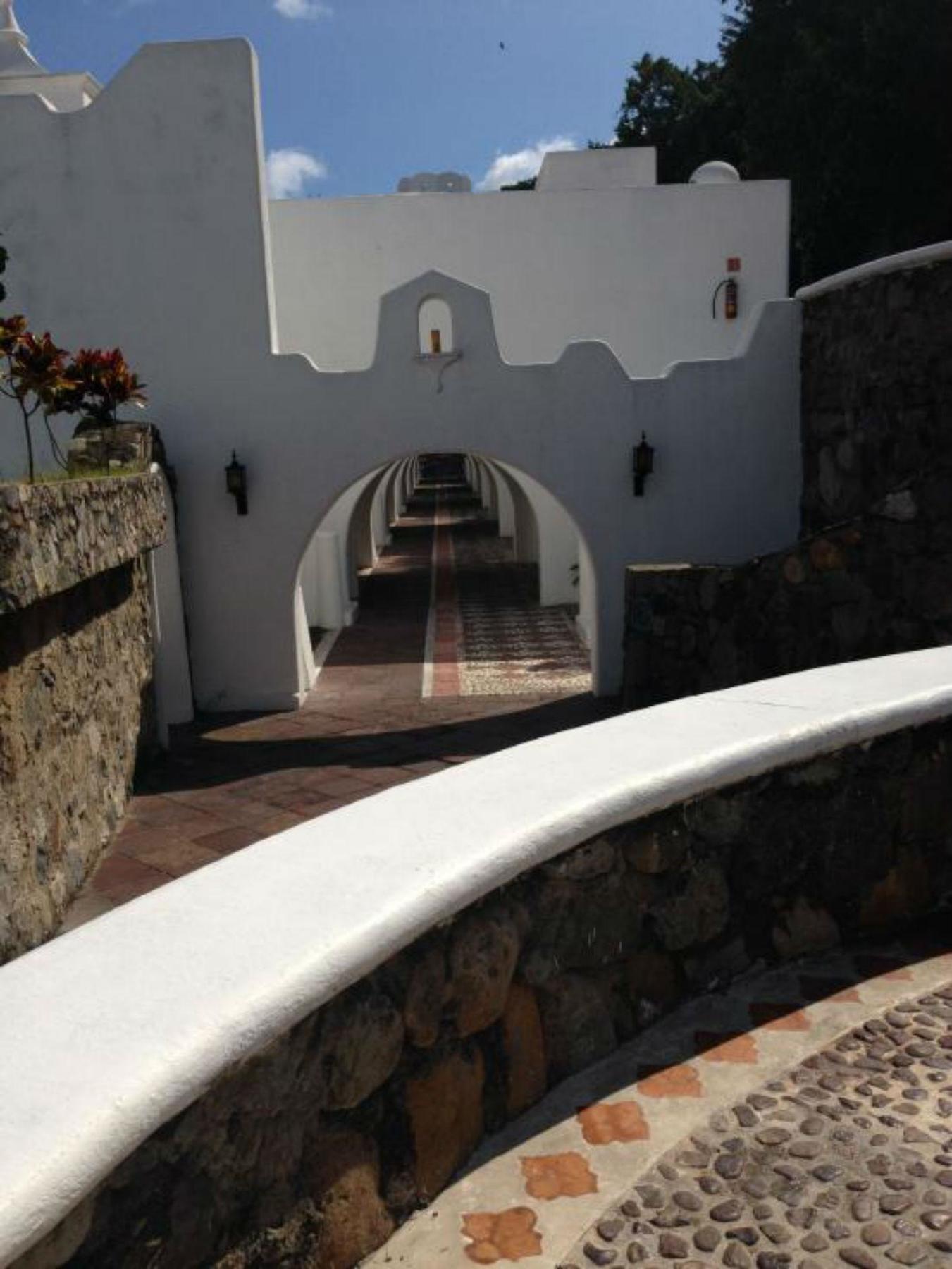 Las Hadas By Brisas Manzanillo Eksteriør bilde Entrance to the fort