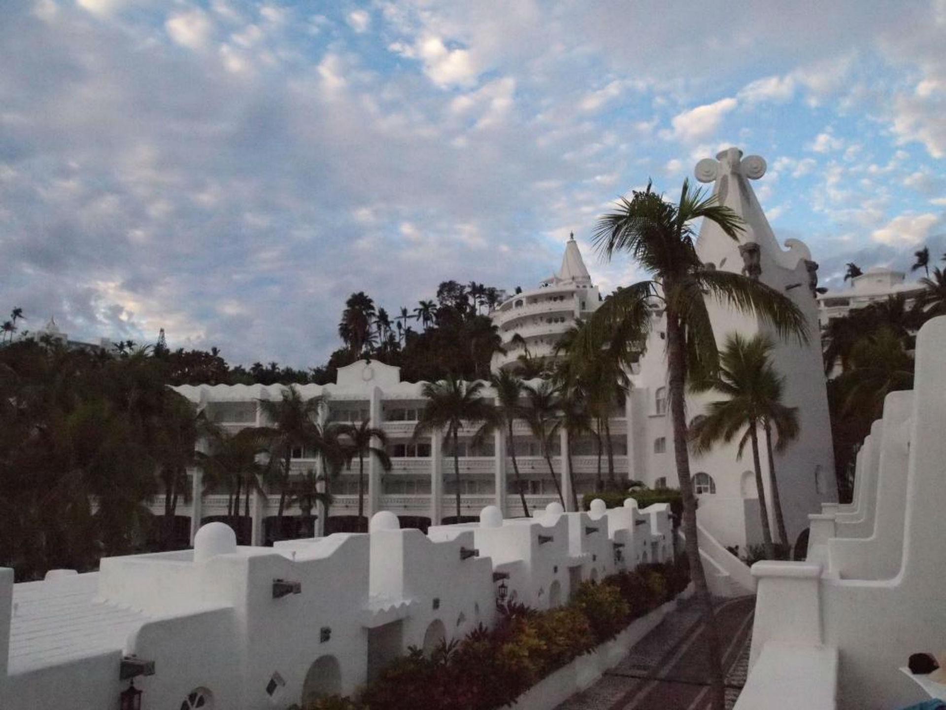 Las Hadas By Brisas Manzanillo Eksteriør bilde The hotel at sunset