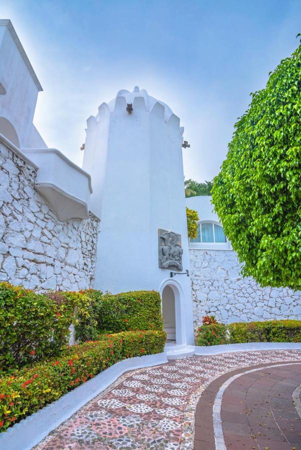Las Hadas By Brisas Manzanillo Eksteriør bilde The Lighthouse at the entrance of the hotel